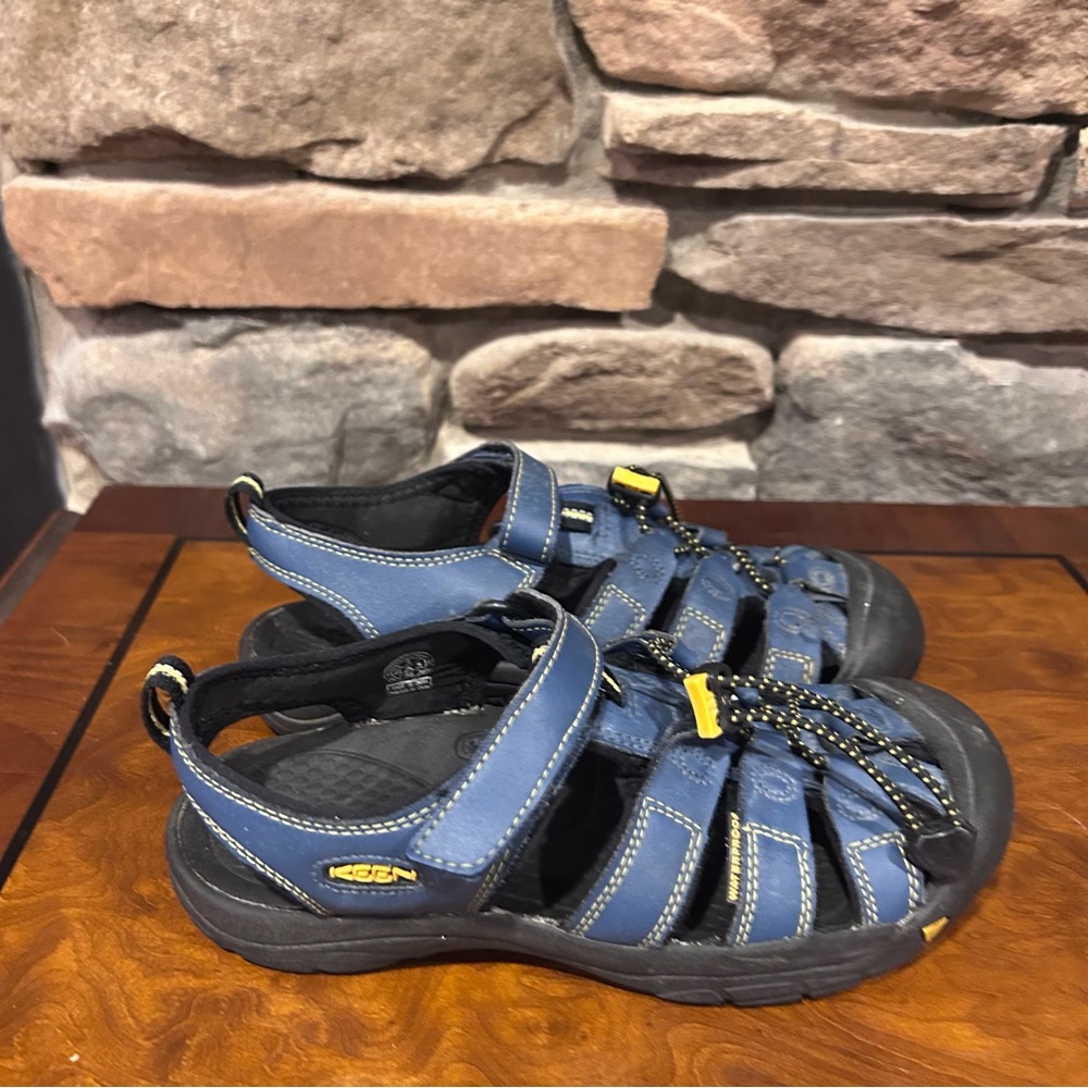 Keen Blue and Black Closed-Toe Sport Sandals with Yellow Accents boys size 5